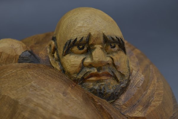 近藤宏作 木彫 達磨 在銘 共箱 高さ8.5cm だるま 置物 工芸品 彫刻