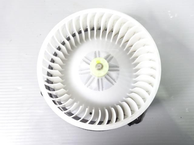 ヴォクシー DBA-ZRR80G ヒーターブロアモーター 1F7 リヤ用 87103