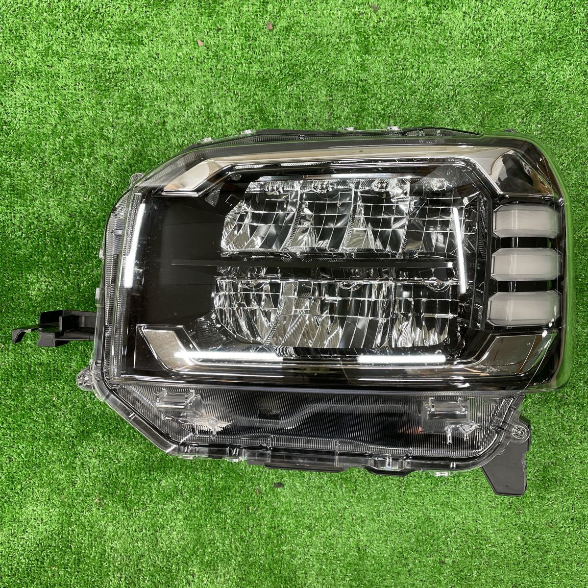 30、ダイハツ　タフト　LA900S LA910S 純正　左側　ヘッドライト　KOITO 100-69070 