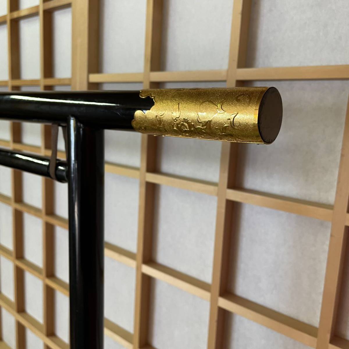残りわずか 豪華2 木製 黒 金飾り 金具付き2段大衣桁 大衣桁 大名衣桁 着物掛け 衣紋掛け 金具飾り 衣桁 着物用ハンガー 黒塗り 黒 着物 衣桁 売買されたオークション情報 Yahooの商品情報をアーカイブ公開 オークファン Aucfan Com