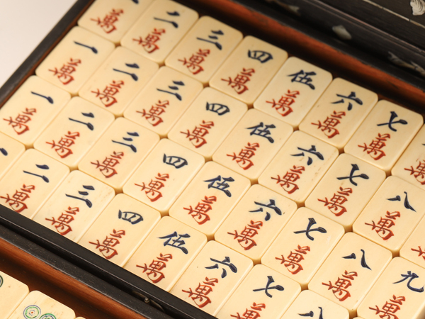 流】時代 特大 骨製背竹麻雀牌 唐木螺鈿入箱付 DC053(麻雀)｜売買され