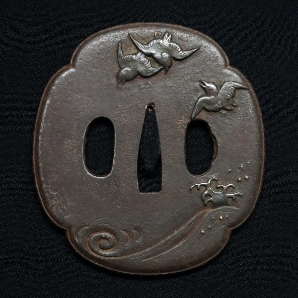 無銘鉄鍔「波千鳥図」銀， 四分一高彫据紋象嵌 金， 銀露象嵌 桐箱有