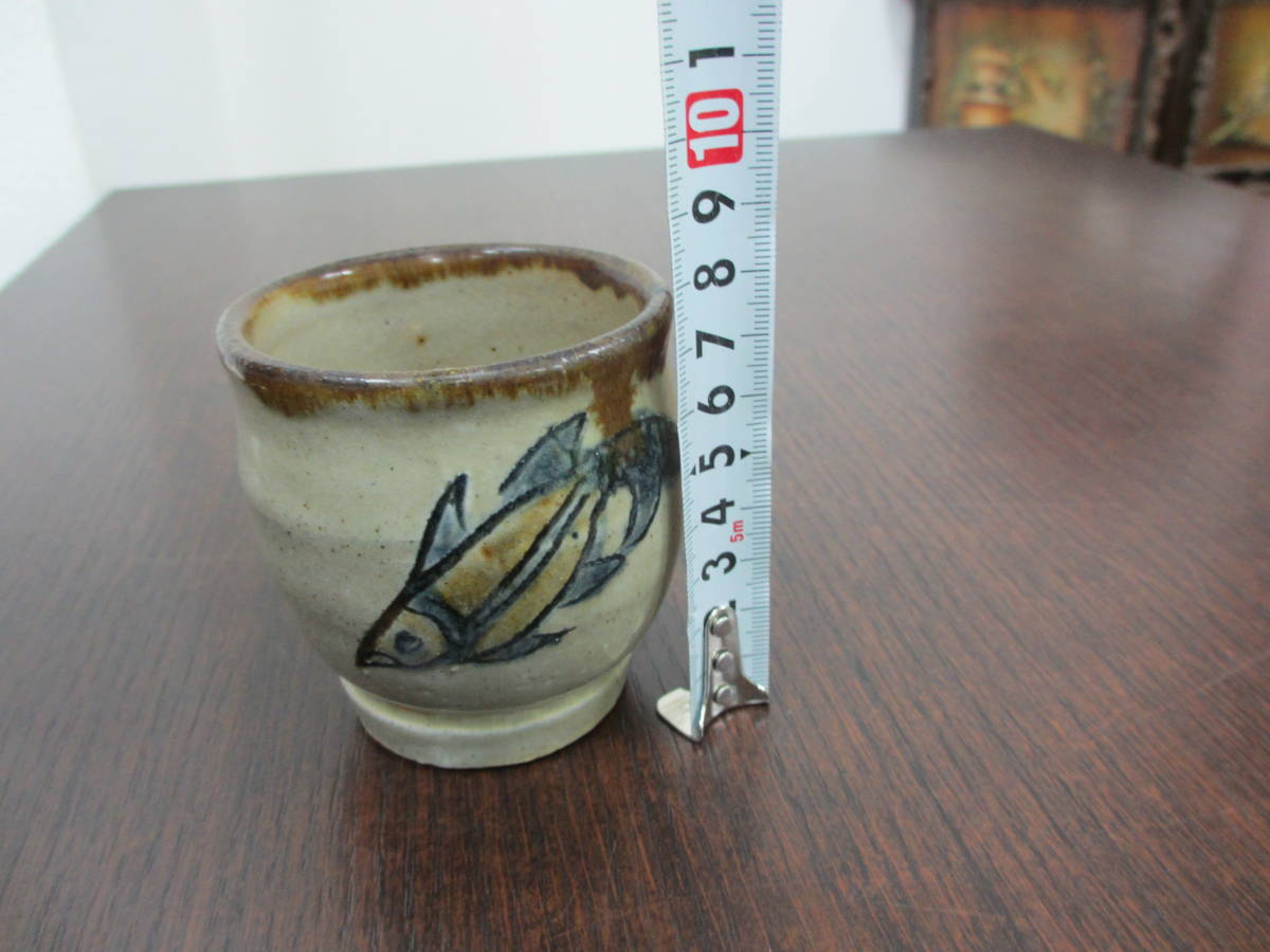 人間国宝 壺屋焼 金城次郎 「線彫り魚文湯呑」 合わせ箱付 沖縄 琉球焼