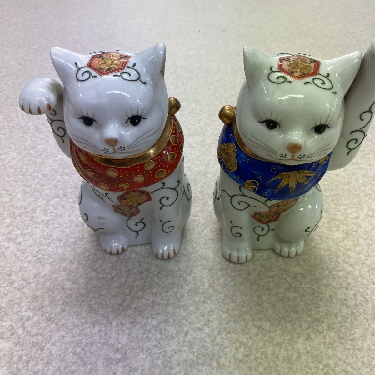□ 【蔵出し】伊万里焼『招き猫 』 金彩赤色絵＊左手招き猫 金彩青色絵 
