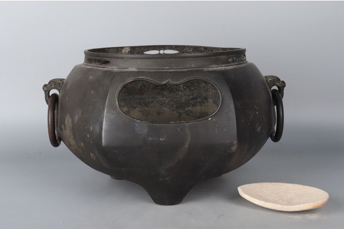 URA]中国古玩⁄黄銅製亀甲饕餮文獣耳遊環火鉢・火箸⁄