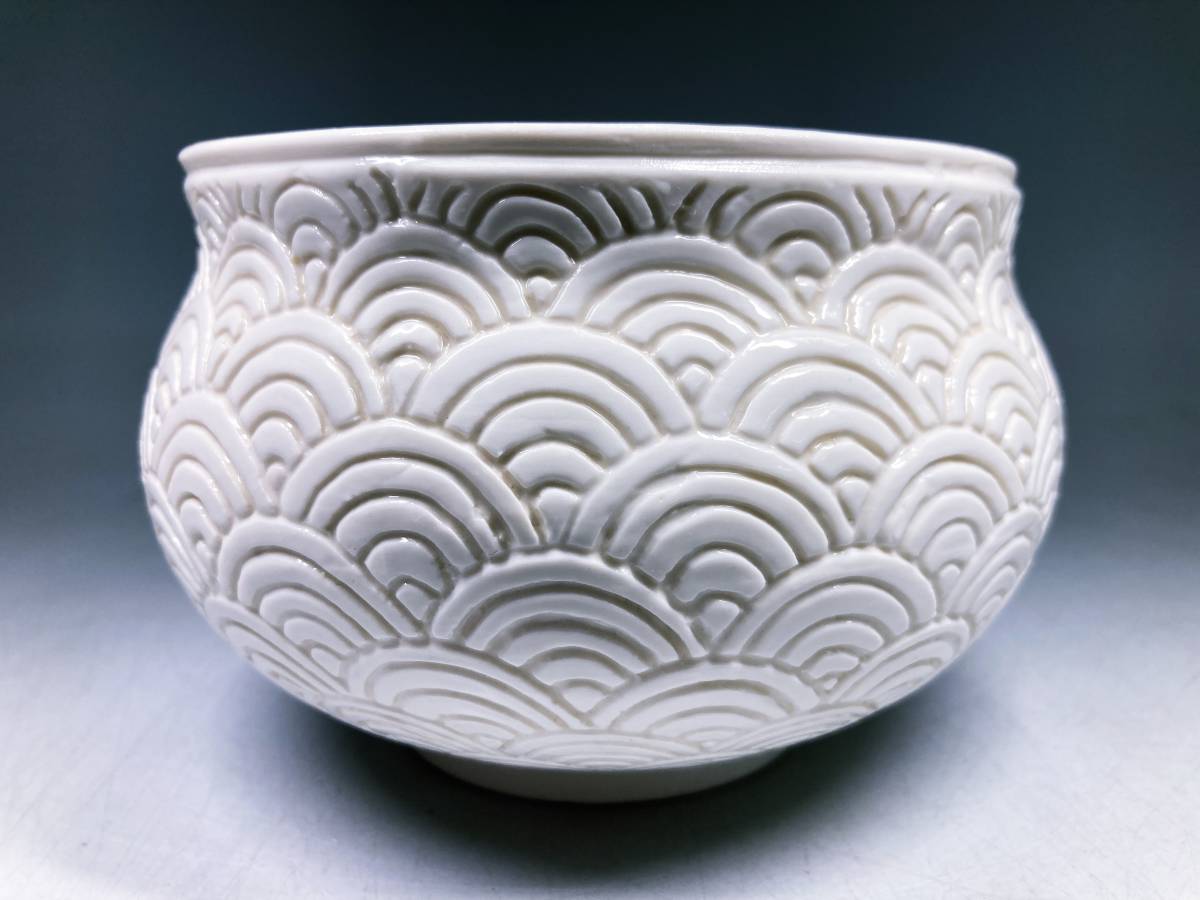 平戸焼　十五代 中里茂右衛門造　白磁 青海波彫文 水指　美品　共箱　茶道　送料込 平戸焼 十五代 白磁 中里茂右衛門造 青海波彫文 水指 美品 共箱 平戸焼