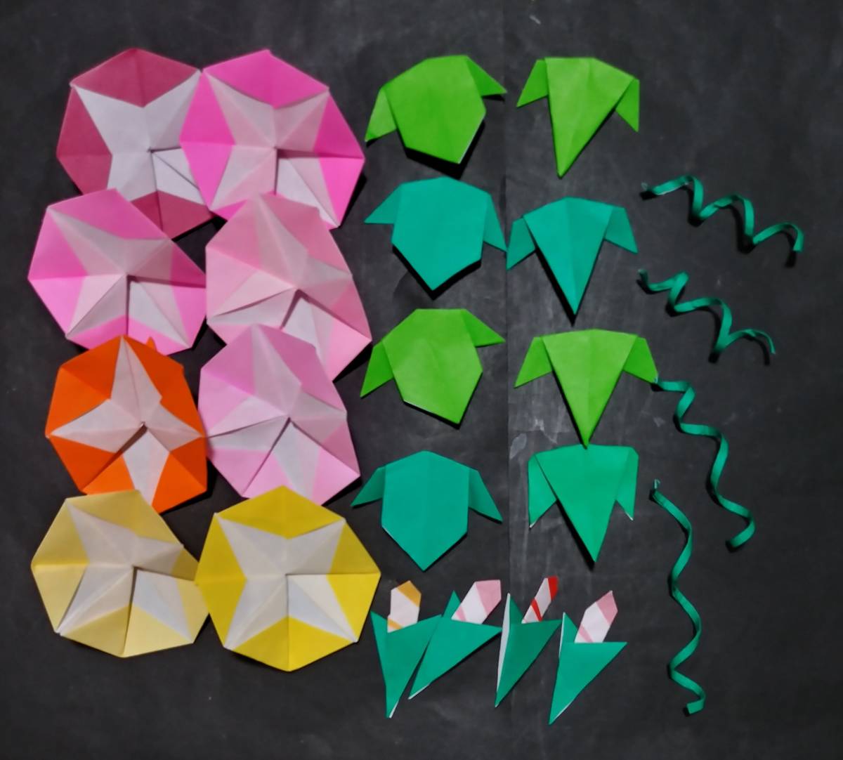 ハンドメイド 折り紙 あさがお 花 約8 8 葉っぱ8 ツル4 ガクとつぼみ4 壁面飾りにどうぞ ピンク 黄色 オレンジ 夏 折り紙 千代紙 売買されたオークション情報 Yahooの商品情報をアーカイブ公開 オークファン Aucfan Com