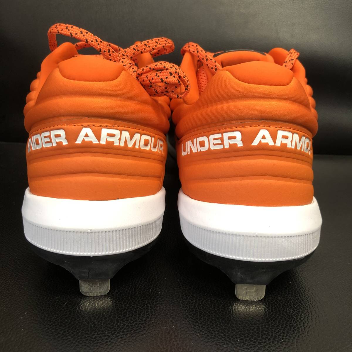 靴》 野球スパイク「UNDER ARMOUR：YARD LOW ST ブラック×オレンジ