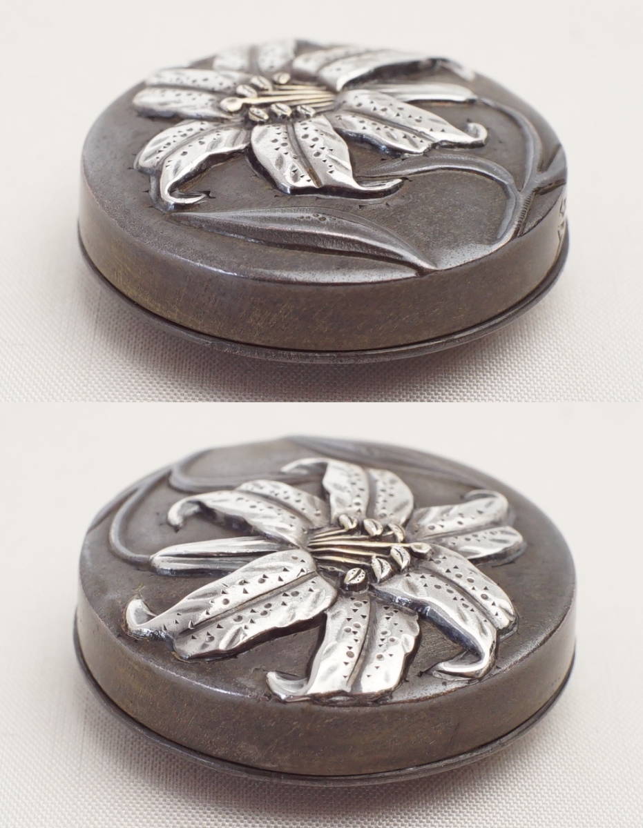 古い帯留め 金工細工 彫金 象嵌 百合の花 在銘 芳弘 2.8cm 