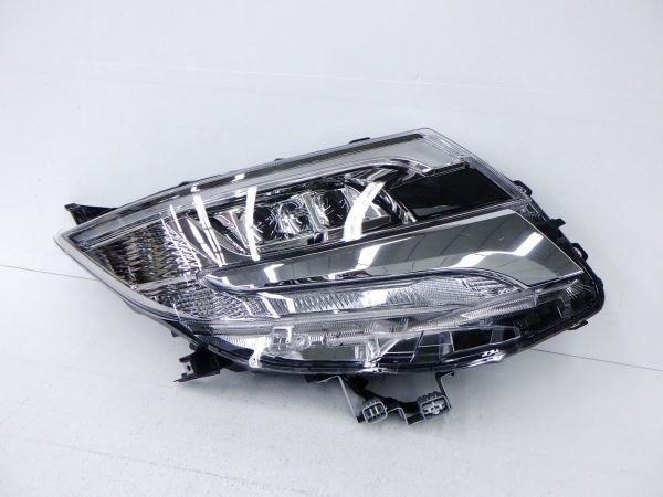 2125745♪ エスクァイア 80系 後期 右ライト LED コーナリング無