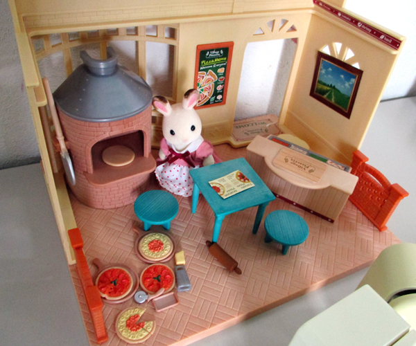 送料無料 シルバニアファミリー 森のピザ屋さん 小物 人形 家具 まとめ 