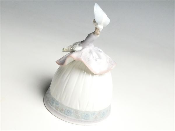 リヤドロ LLADRO 春の貴婦人 廃盤品 卓上ベル フィギュリン 箱付き リヤドロ LLADRO 春の貴婦人 廃盤品 卓上ベル フィギュリン 箱付き