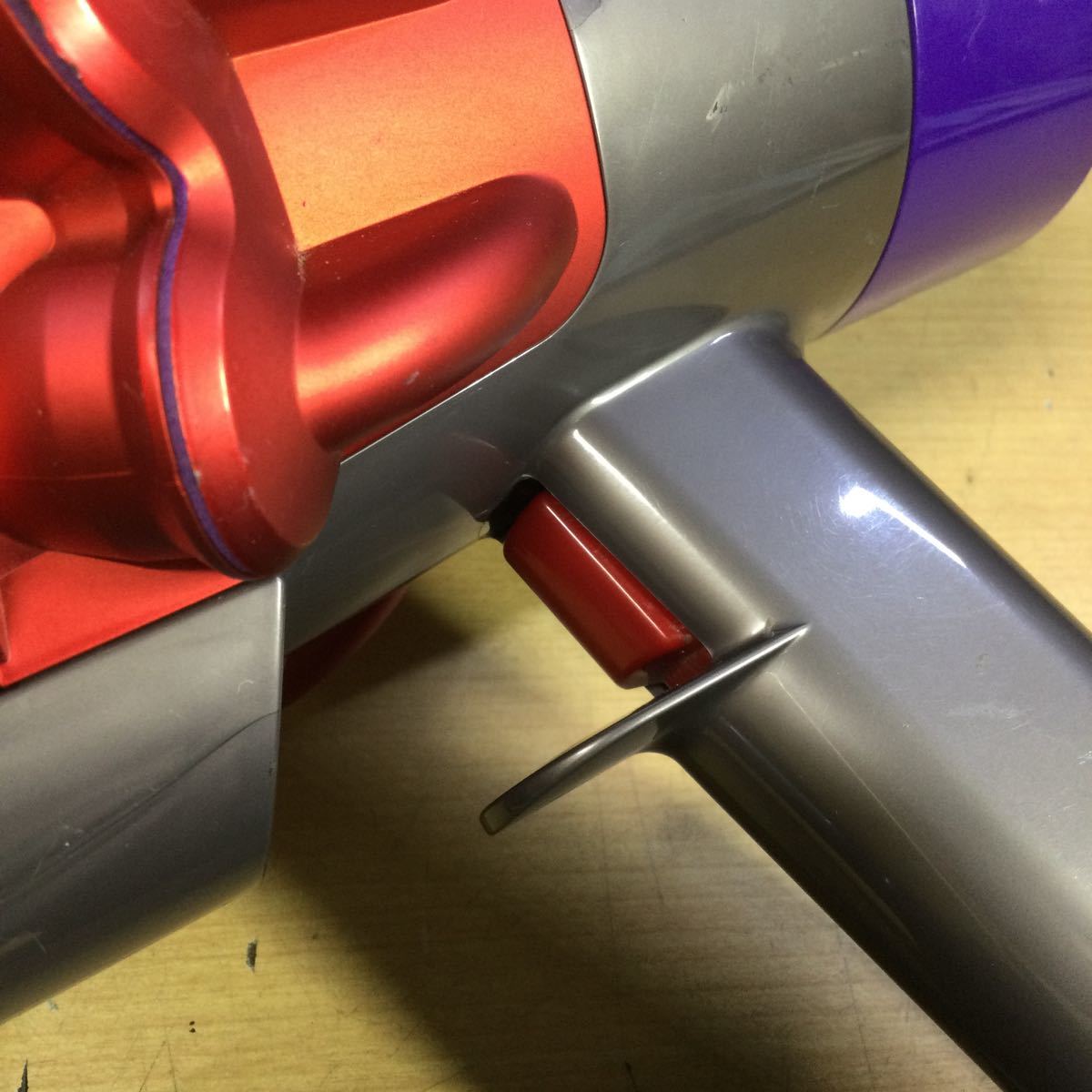 (070710) dyson SV12 サイクロン式コードレスクリーナー ジャンク品 SV12 FF V10 SV-12 コードレスクリーナー⑮ 販売終了充電式スティッククリーナー