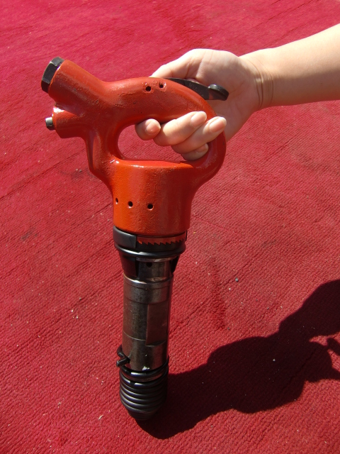 福岡県　東空AA-1.3B　丸　エアーチッパー　エアーピック完璧に整備済みしてます。　打撃力新品と変わりません。割石機破砕機　削岩機4528