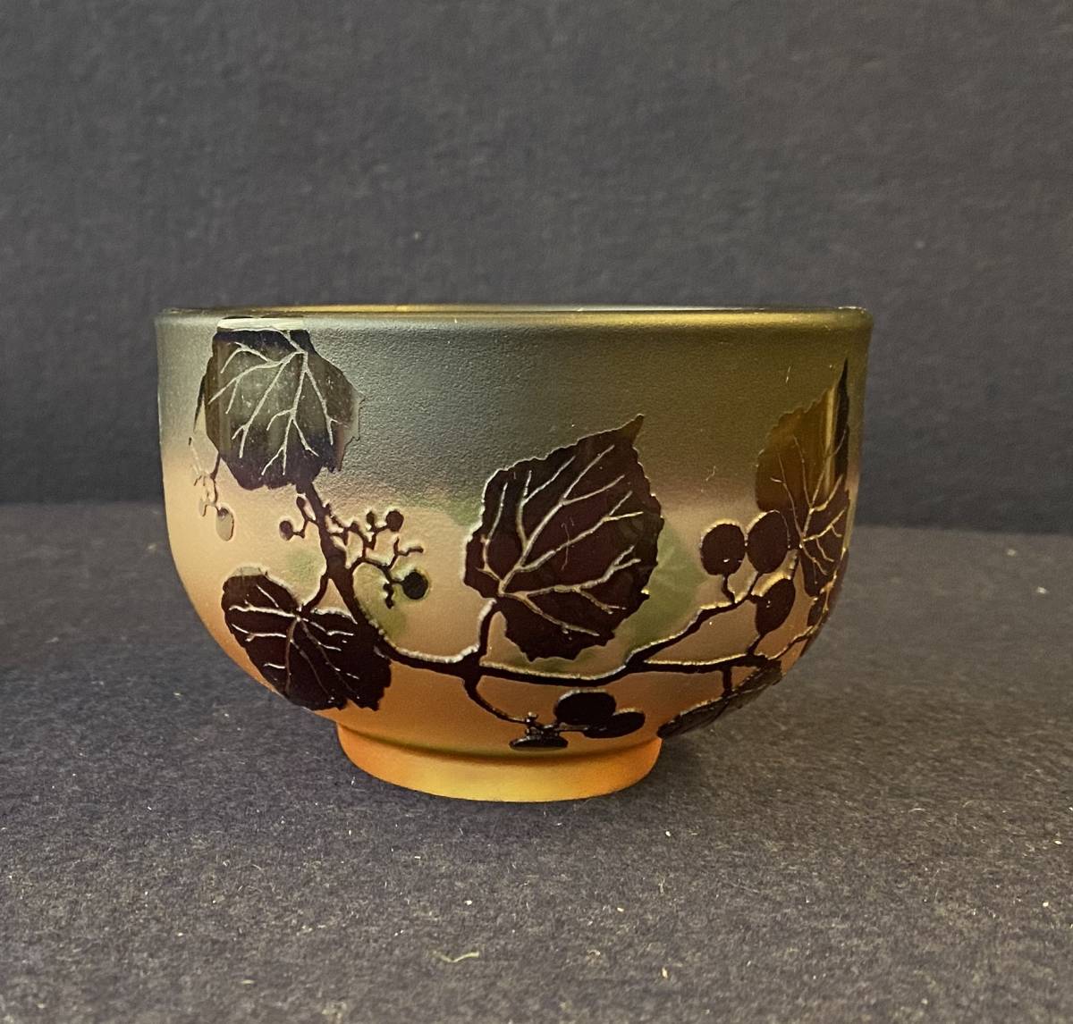 北一硝子 抹茶茶碗　夏用　ハンドメイド　サンドブラストの逸品 未使用長期保管品 日本伝統工芸 抹茶碗 ガラス工芸 山葡萄紋 北一硝子 サンドブラスト