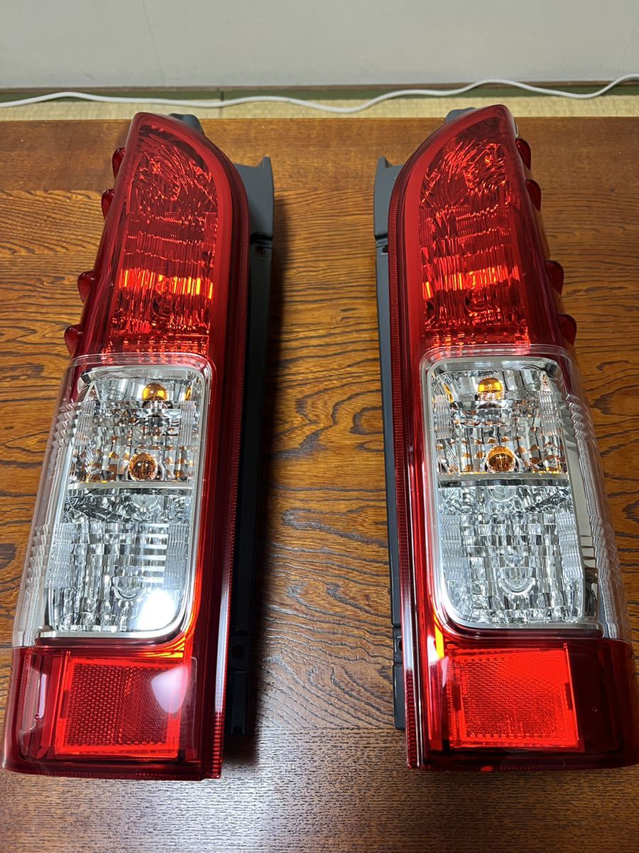 トヨタ ハイエース 200系 純正 テールランプ 左右セット 新車外し