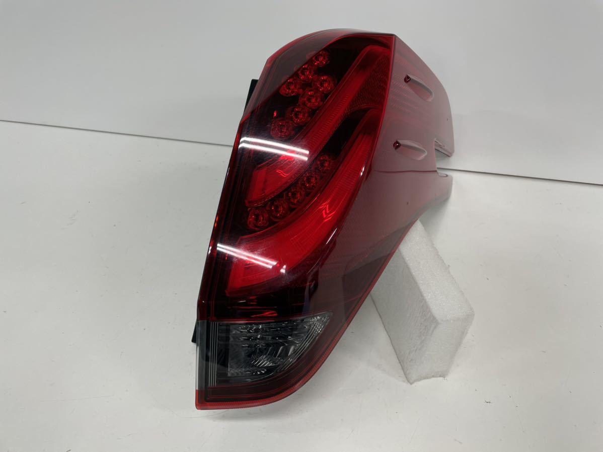 40801 破損無し アルファード AGH30W 前期 純正 右 テールランプ KOITO