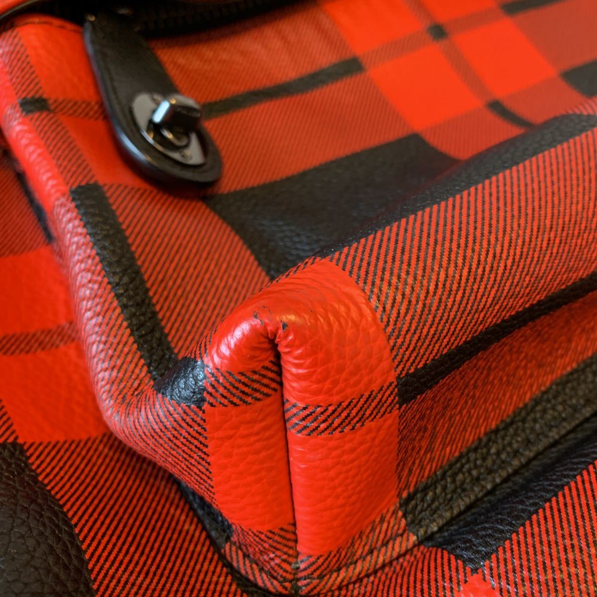 COACH チェック柄リュック 黒・えんじ色 【公式通販】