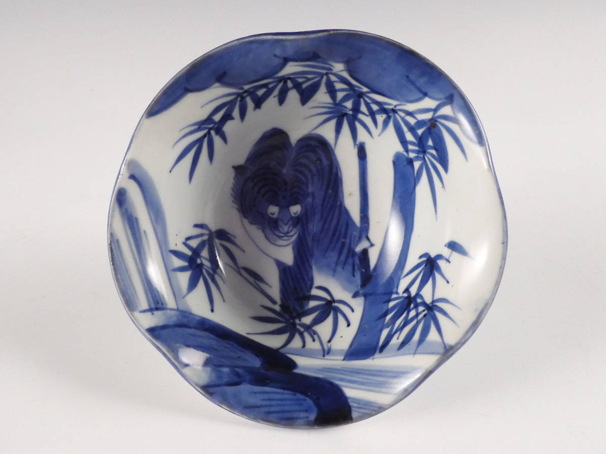 古伊万里 | 染付竹虎図大鉢 輪花深鉢 文化遺産オンライン