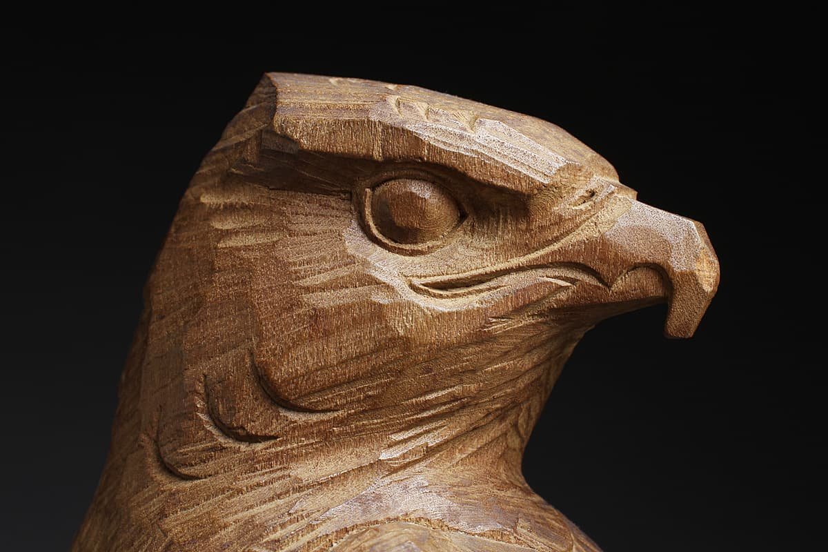 ED373 【彫刻家 中村竹男 作】木彫鷹 高29.5cm 重1.1kg・木彫岩上