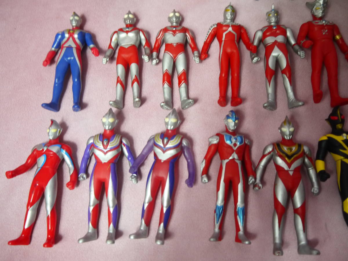 ウルトラマン対決セット ヒーローソフビ20体＋怪獣ソフビ16体 プレイ 