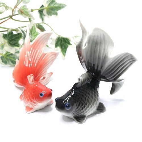 金魚 オブジェ 陶器製 置物 ペア 黒 赤 和風 おしゃれ かわいい リアル 送料無料/一部地域除く■z001ps