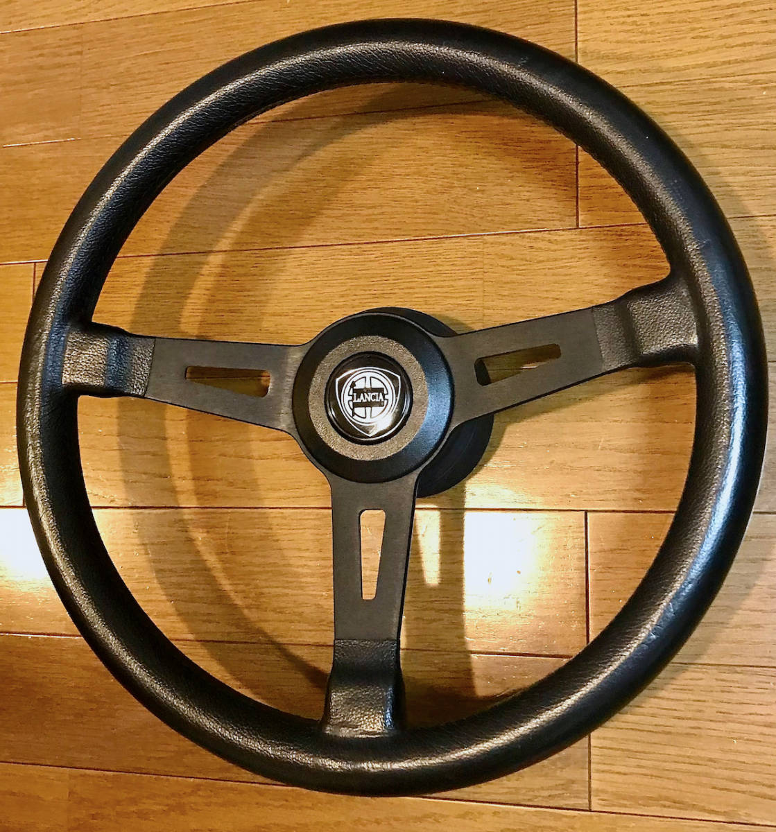 定番人気，お買い得 激レア ランチア インテグラーレ用 純正ステアリング momo製造品 lancia abarth アバルト(ステアリング、ハンドル本体)｜売買されたオークション情報、yahooの商品情報をアーカイブ公開 - オーク ステアリング、ハンドル本体
