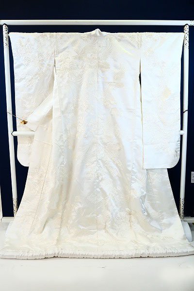 得価，人気SALE 着物フィ 白打掛 白無垢 吉祥花 鶴 生成り 刺繍 花嫁 結婚式 白無垢 豪華絢爛 ポリエステル 化繊 11673(振袖)｜売買されたオークション情報、yahooの商品情報をアーカイブ公開 - オークファン 振袖