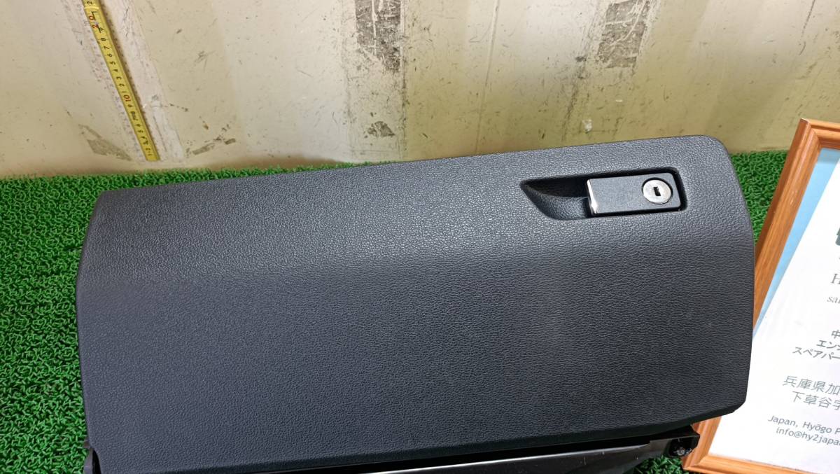 メルセデスベンツ グローブボックス Eクラス E350 DBA-207356 ( C207