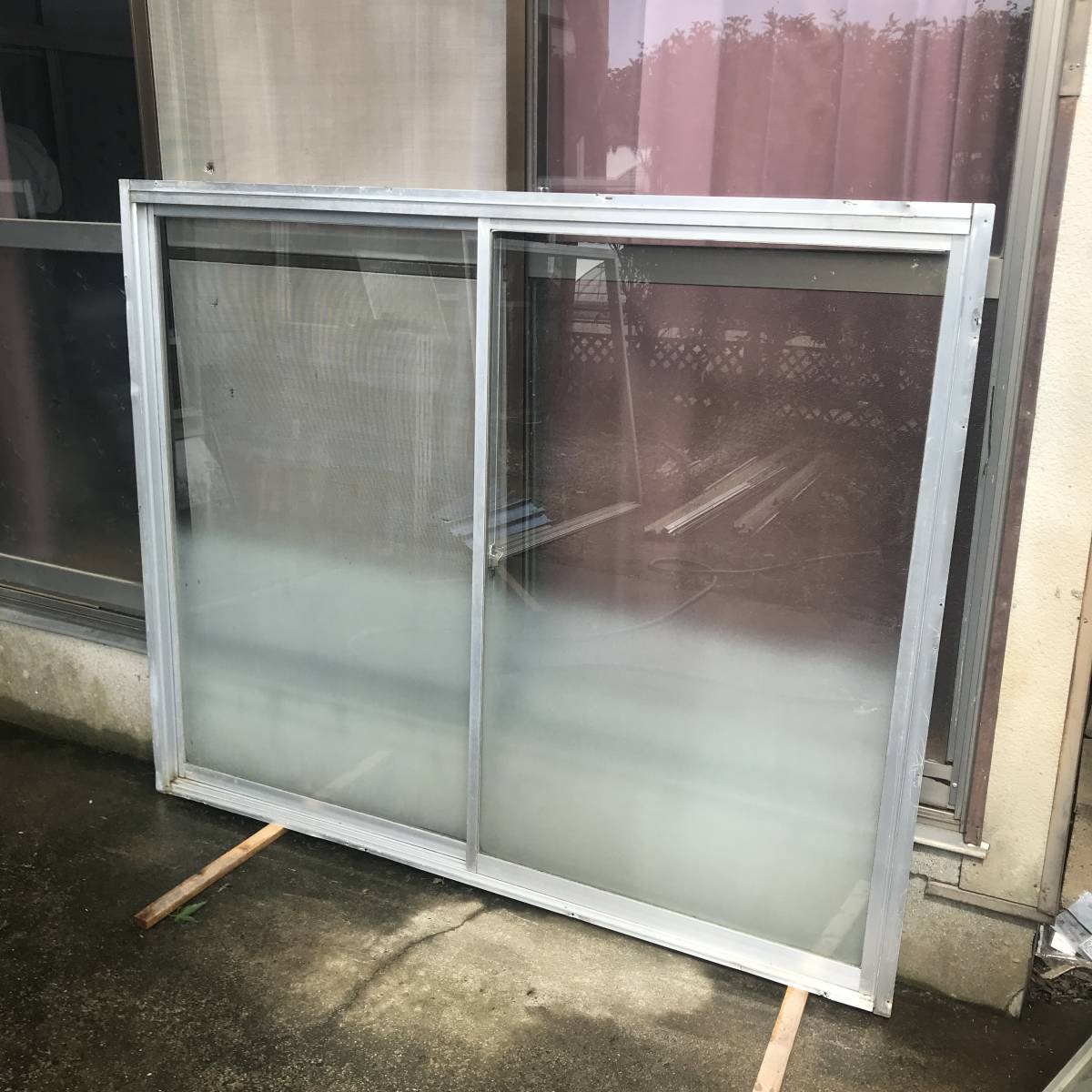 中古品＊ アルミサッシ、引き違い窓、網戸、水切り付き。