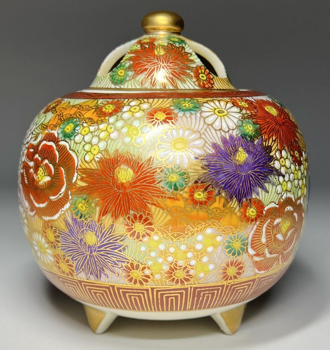 永】三足香炉 九谷焼 在銘 九谷秀幸 花詰 百花繚乱 金彩色絵花鳥図