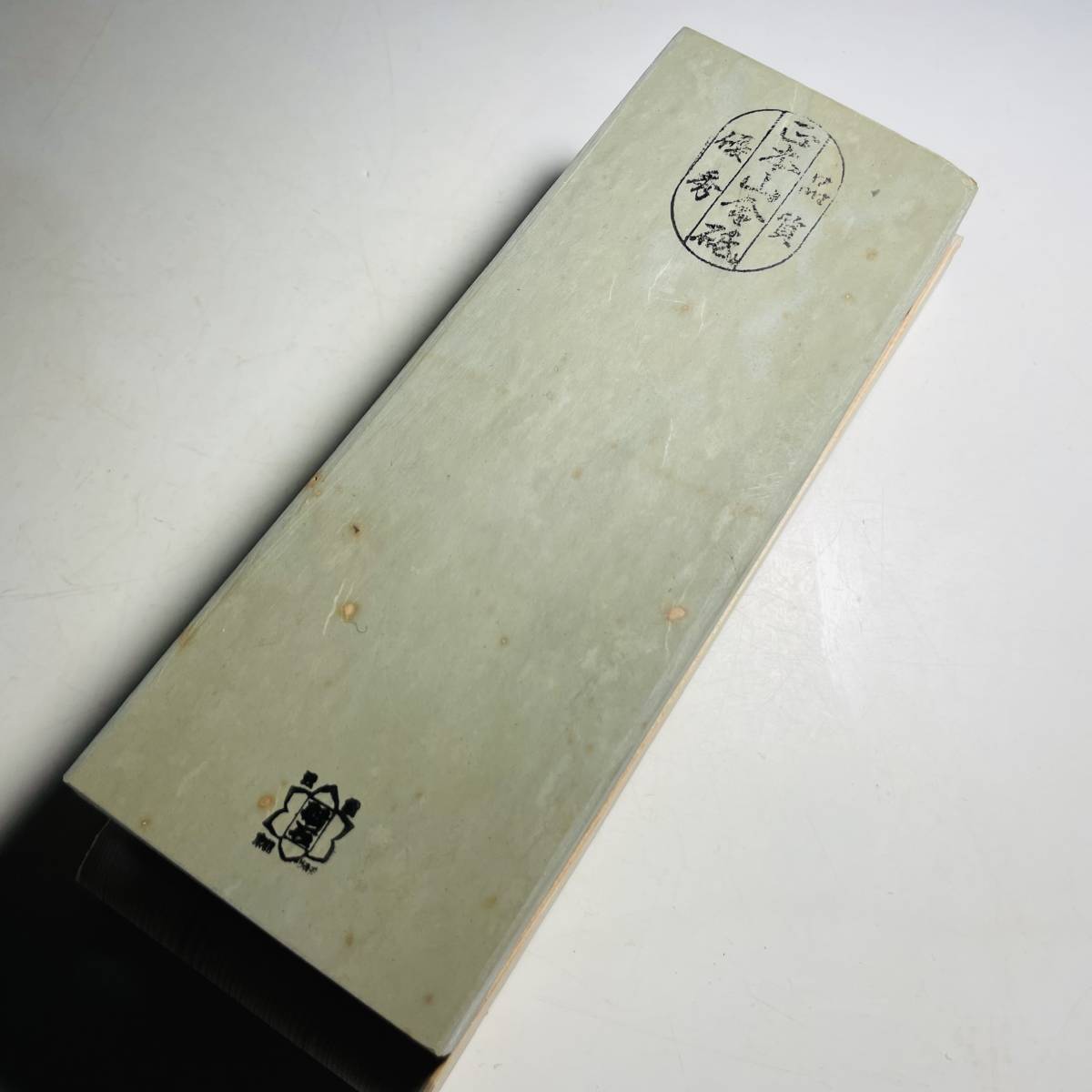 天然砥石 ダマスカス浅黄 三十切抜 筋無 1615g 正本山合砥 | 水