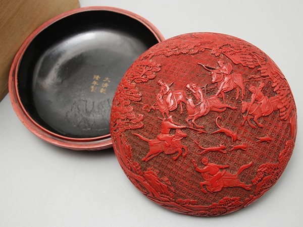 T671. 中国古玩【大清乾隆年製】銘 剔紅狩猪図 堆朱 盒子 蓋物 合箱
