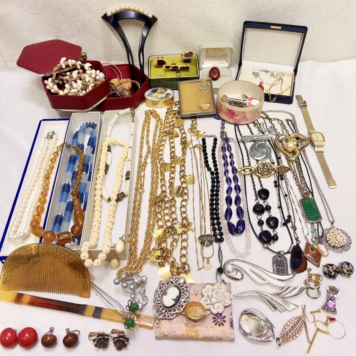【①】遺品整理 ヴィンテージアクセサリー まとめ 遺品整理 ヴィンテージアクセサリーまとめ べっ甲/象牙調/琥珀/真珠
