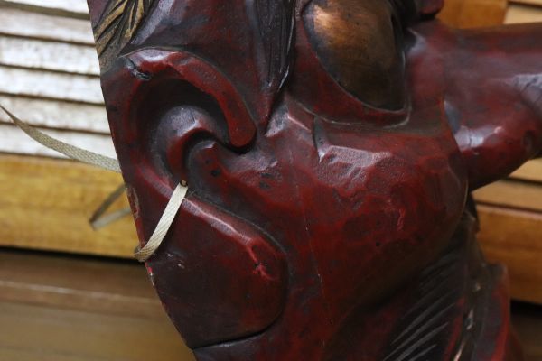 江戸時代の木彫 手彫刳り貫きの大きくて迫力のある天狗のお面 n621