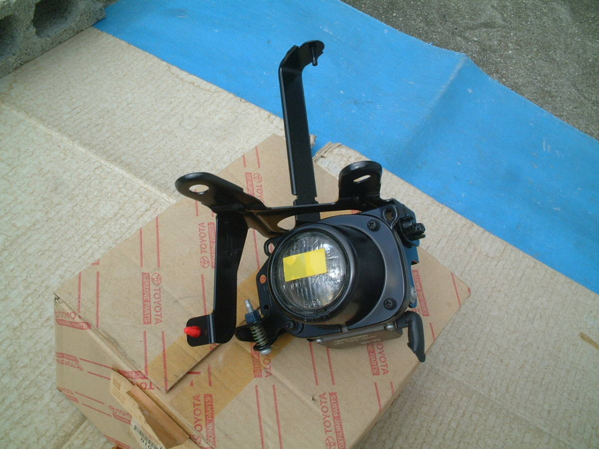 トヨタ純正品、ハイラックス、サーフ、RZN185W、丸型フォグランプL側