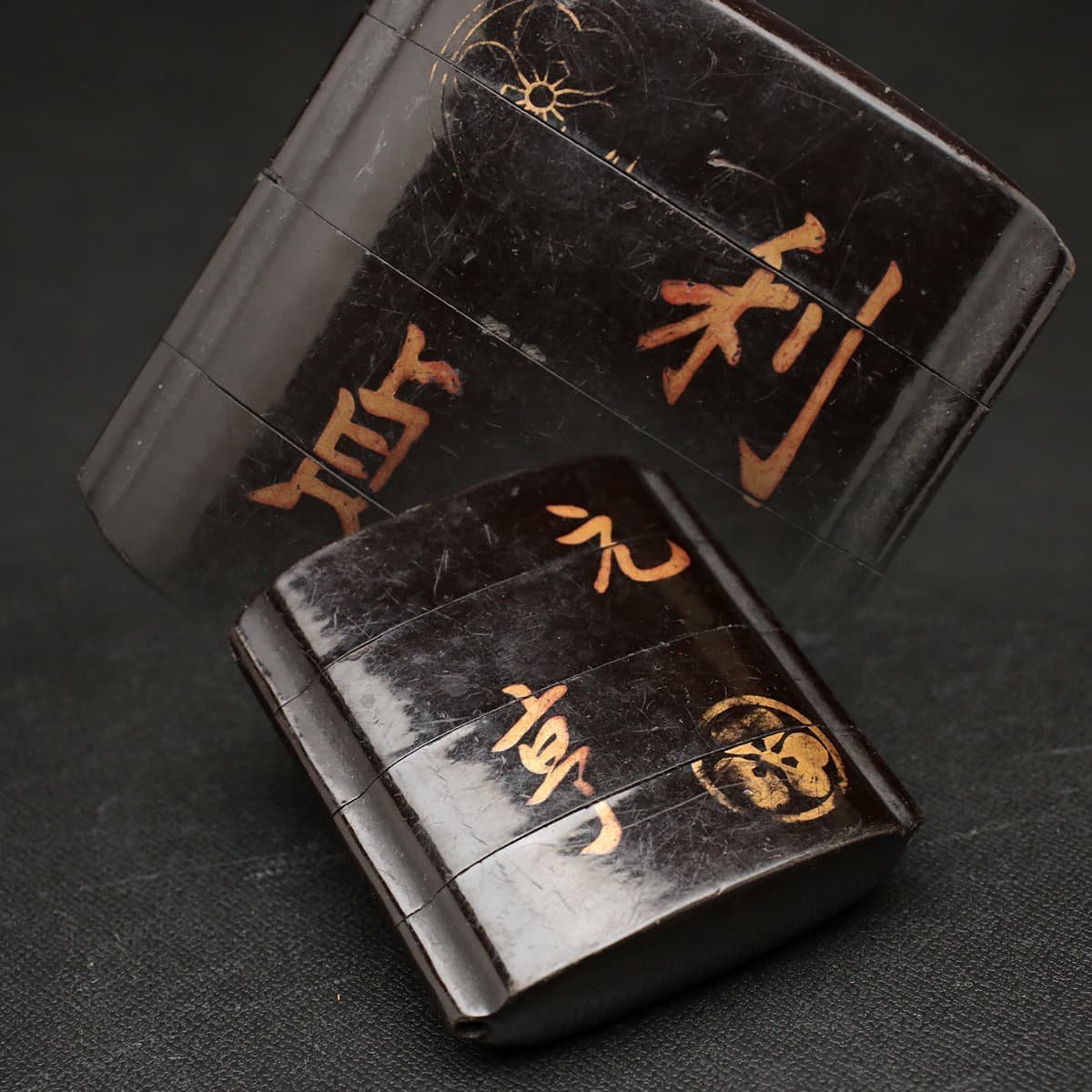 HX201 時代物 木製 丸に片喰紋 黒漆塗「元亨 利貞」文字蒔絵