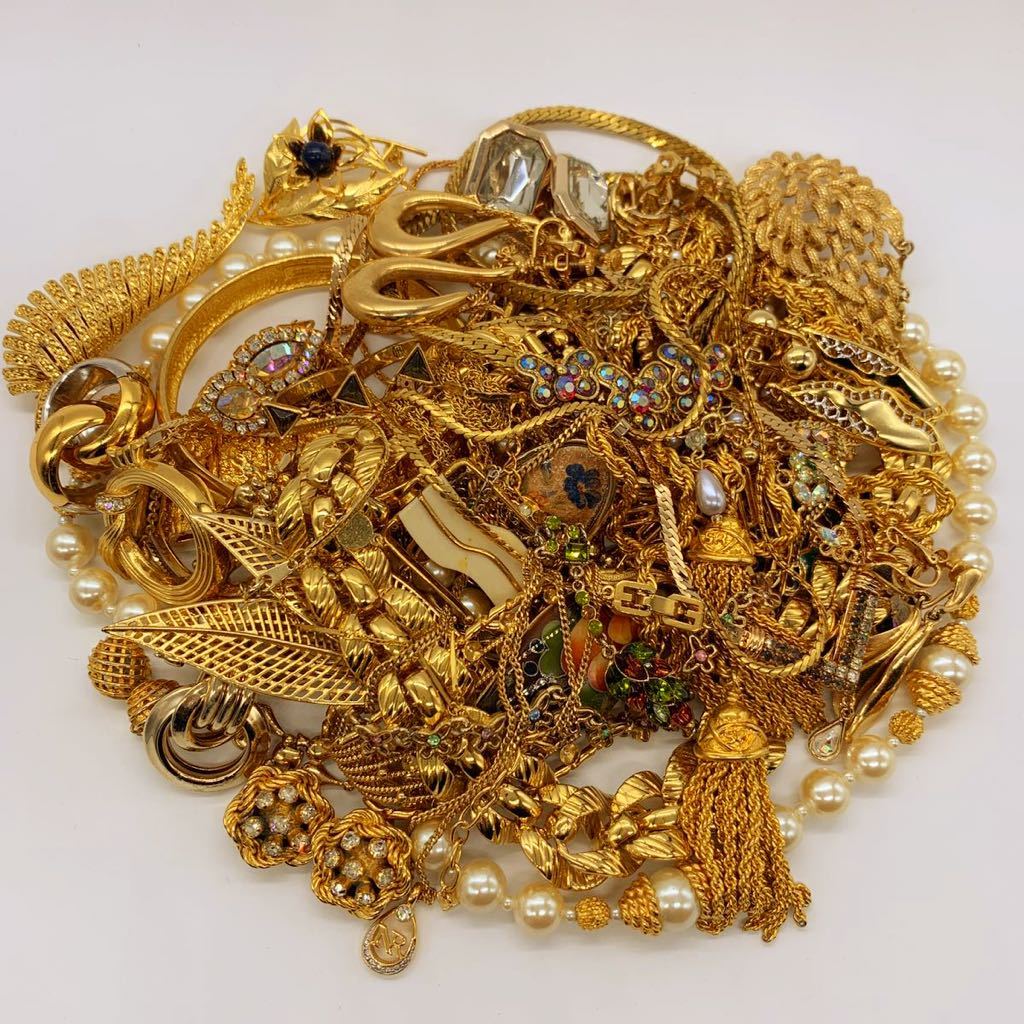 アクセサリーまとめ売り!!! ゴールドカラー 約3kg 金 金色 GOLD大量 ゴールドカラー大振り ネックレス イヤリング ブローチなど