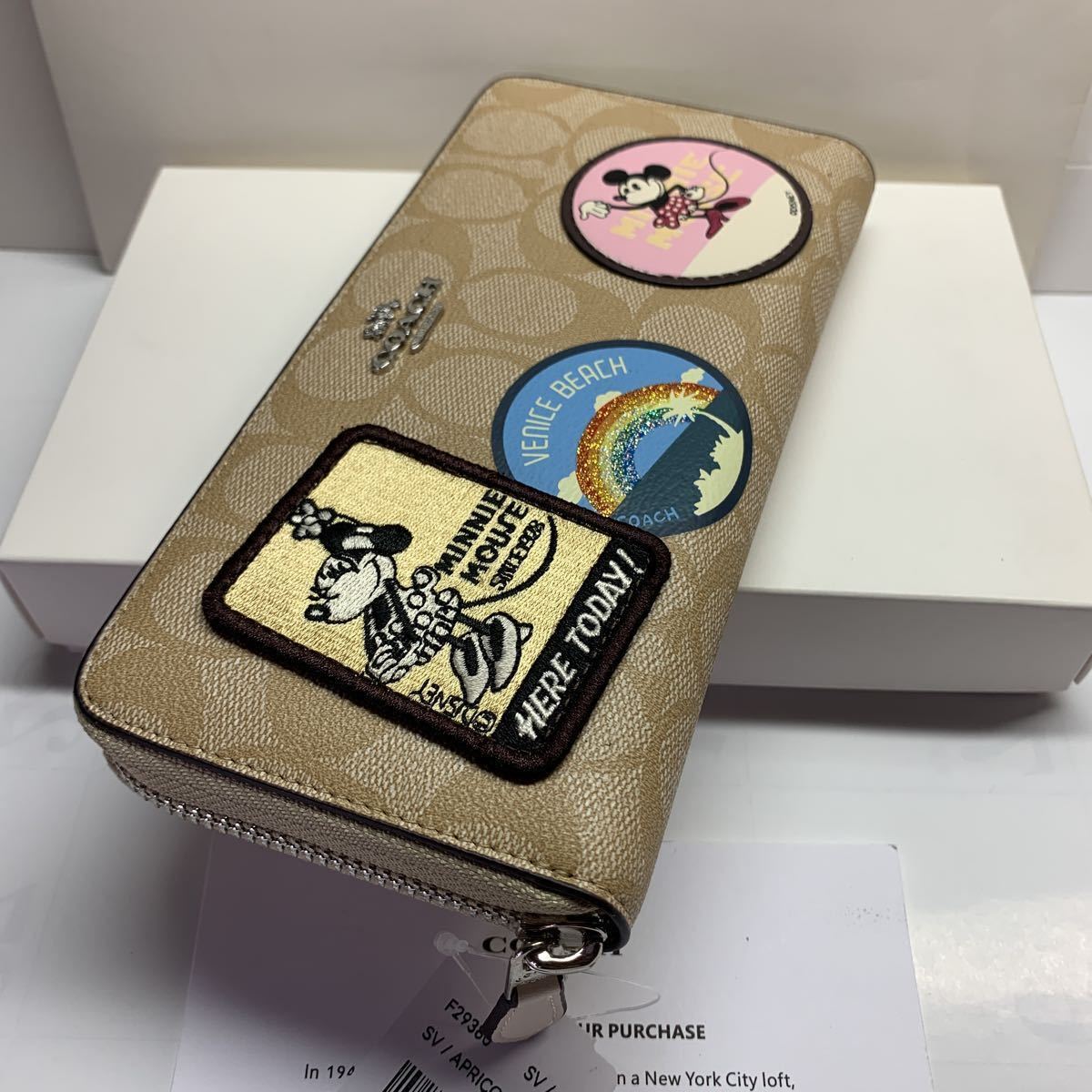 最新作，HOT COACH 箱付き 長財布 F29380 シグネチャー ディズニー ミニーマウス パッチ レディース ライトカーキ/チョーク 翌日発送(女性用財布)｜売買されたオークション情報、yahooの商品情報をアーカイ 服飾小物