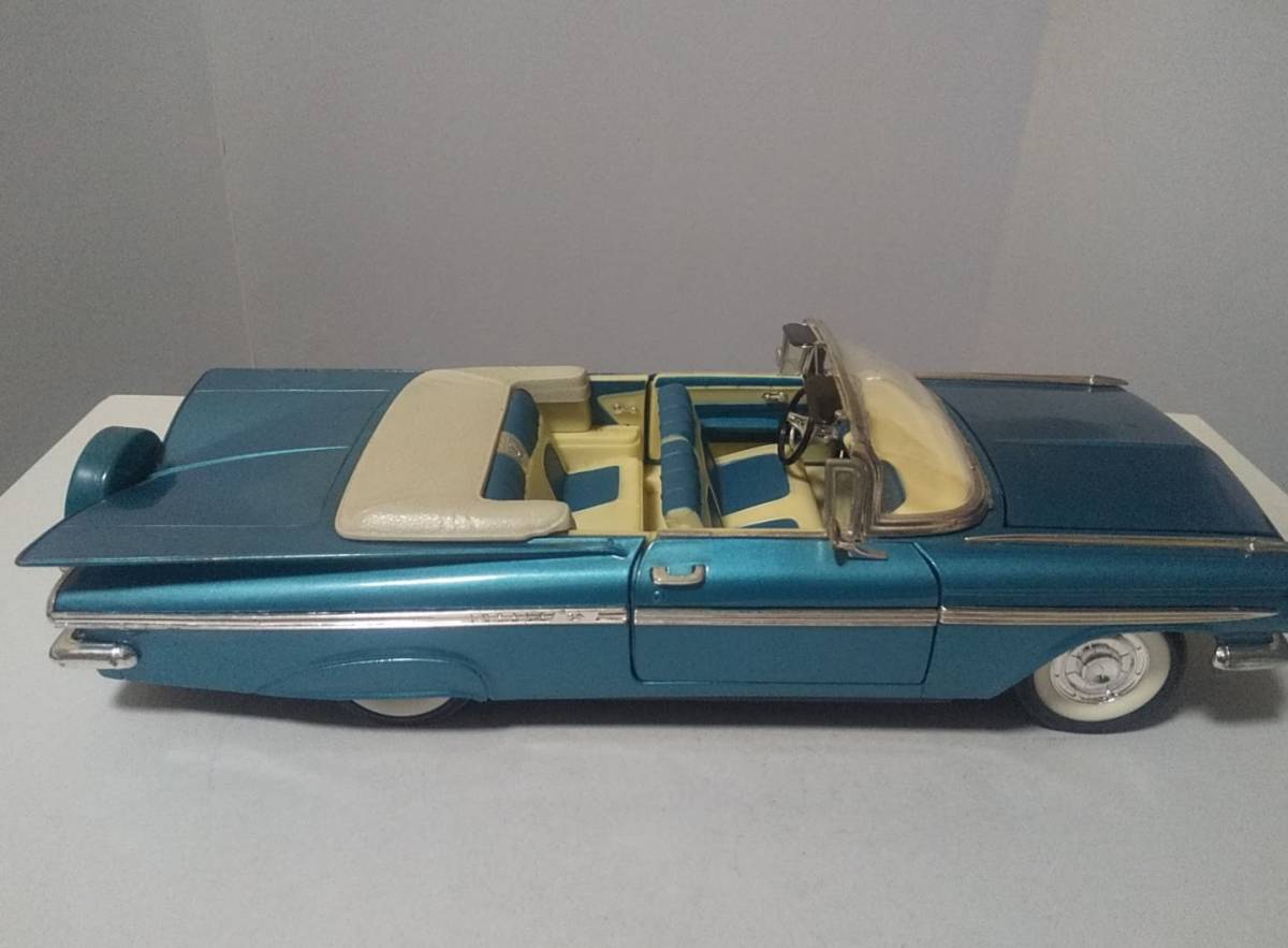 新作，セール ★シボレーインパラ1959　　　1/18ロードシグネチャ★