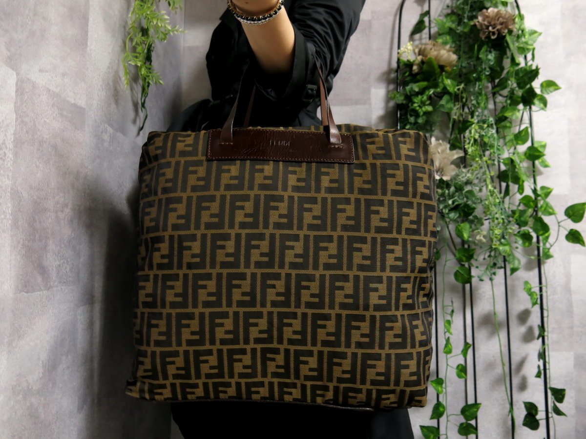 ○超美品○FENDI フェンディ○ロゴ型押し○ズッカ○キャンバス カーフ 