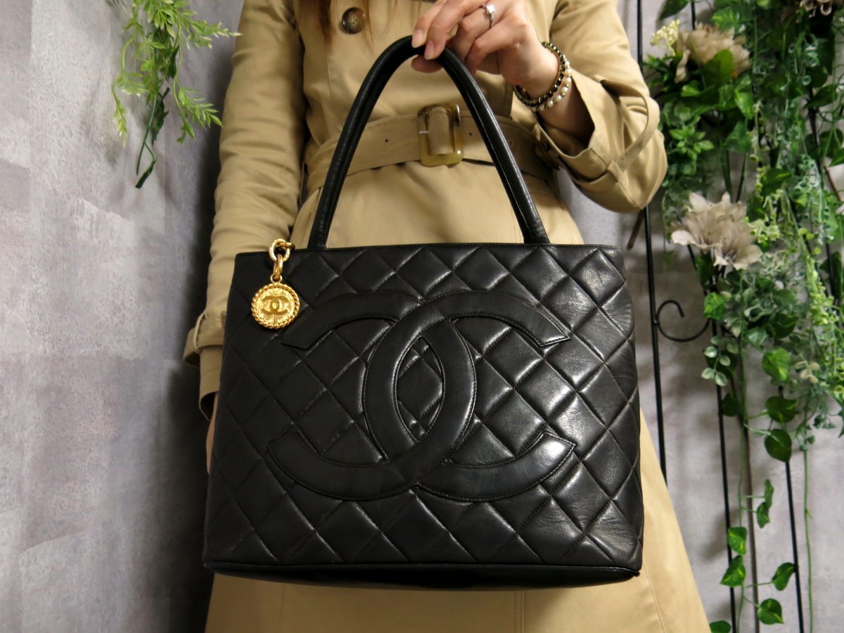 ○美品○CHANEL シャネル○マトラッセ ココマーク○ラム レザー 本革 