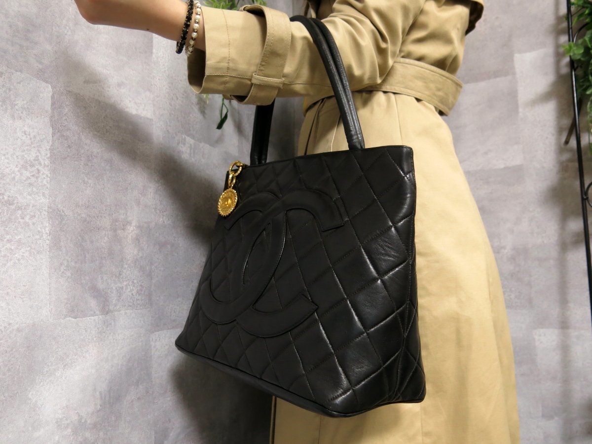 ○美品○CHANEL シャネル○マトラッセ ココマーク○ラム レザー 本革 