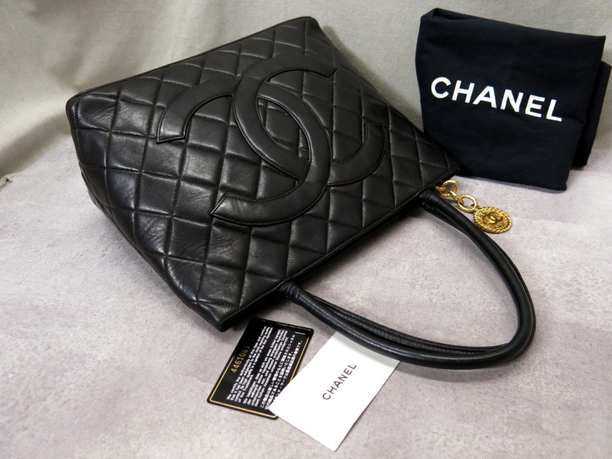 ○美品○CHANEL シャネル○マトラッセ ココマーク○ラム レザー 本革 