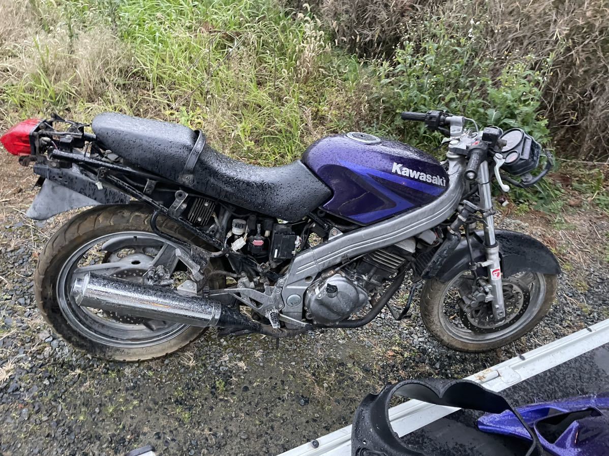 現状車　完全部品取り　レストア　輸出に　カワサキ　ZZR250　書なしエンジン未確認　書ありフレーム付き　　東京都　 カワサキ ZZR250 部品取り ゼルビス ルネッサ B1301017