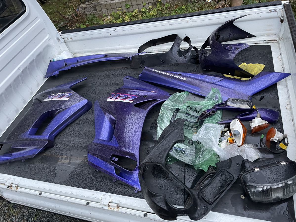 現状車　完全部品取り　レストア　輸出に　カワサキ　ZZR250　書なしエンジン未確認　書ありフレーム付き　　東京都　 カワサキ ZZR250 部品取り ゼルビス ルネッサ B1301017