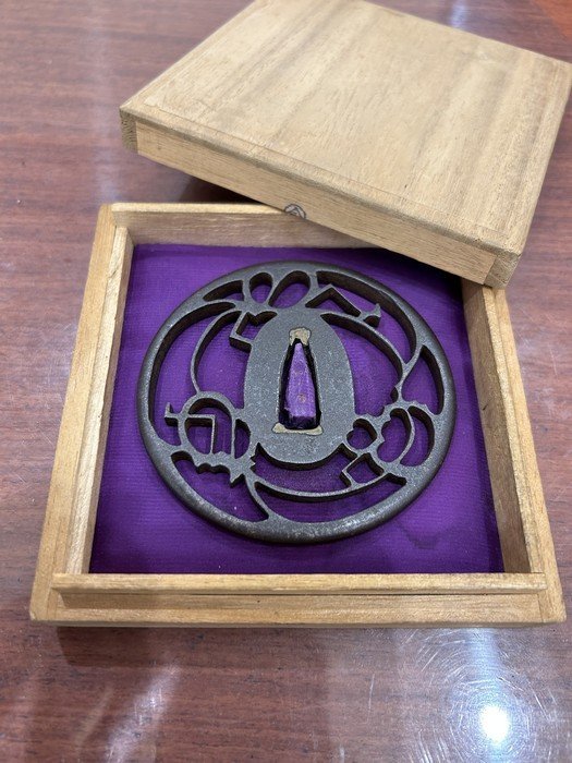 希少【刀装具 鍔 鉄鐔 透かし紋様 装飾 時代物 幅79mm×高さ78mm 耳厚