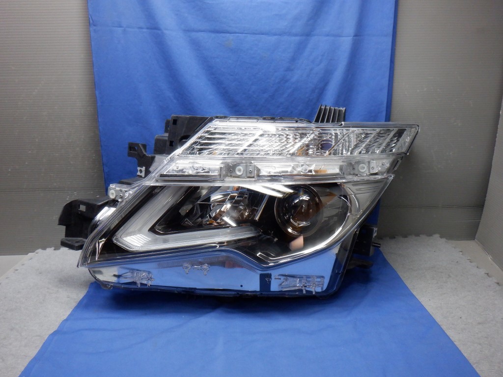 エルグランド E52 左ヘッドライト LED 100-23674 (Y6330)