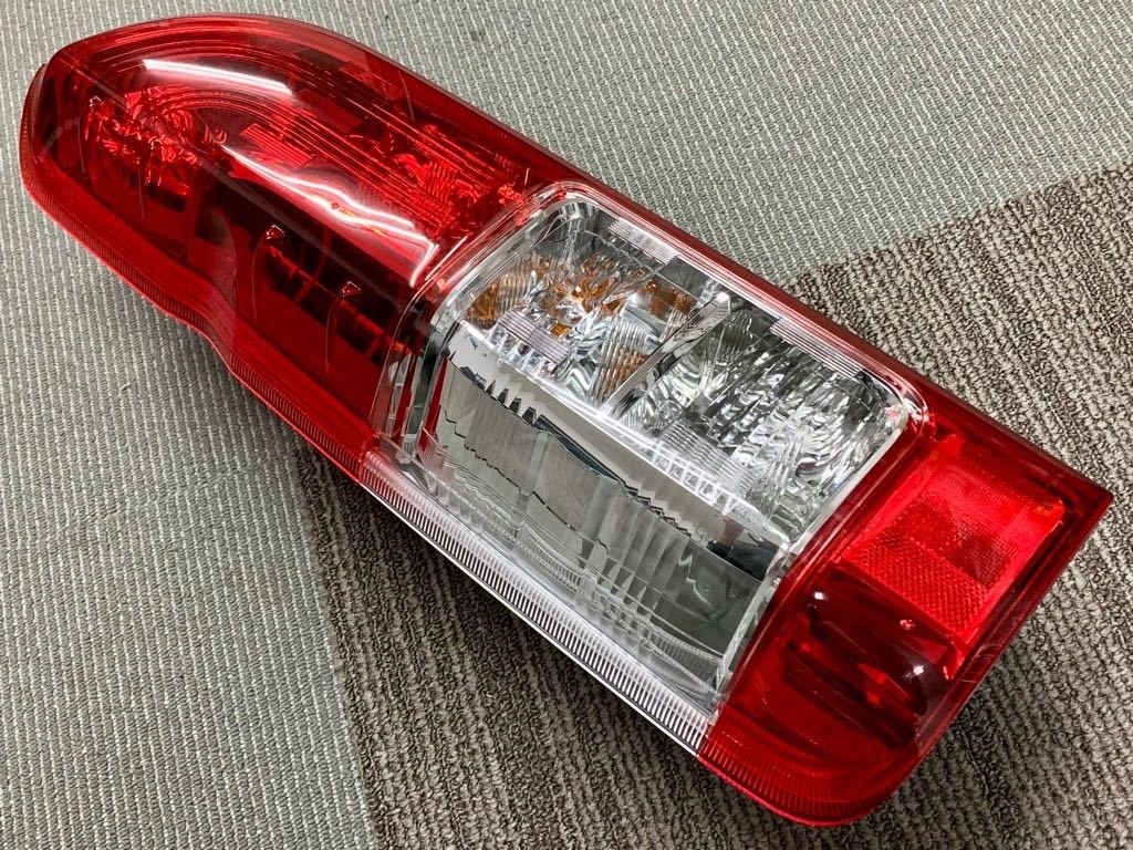 【新車外し・美品】ハイエース純正テールランプ・右側　№５３６ 車 【新車外し・美品】ハイエース純正テールランプ・右側 №536
