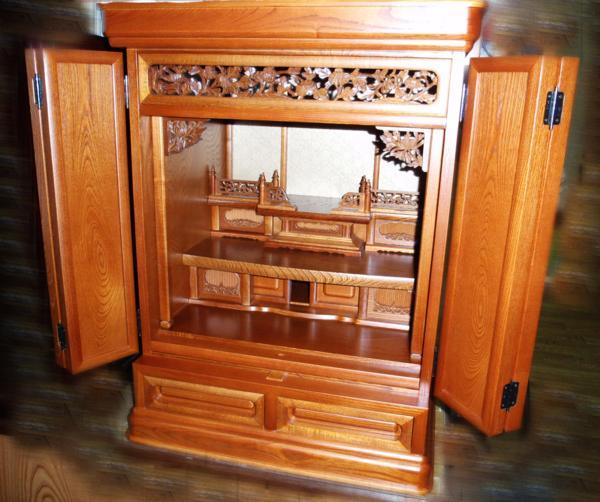 【信頼のヤフオク!実績22年】☆仏壇 欅材 16-23号 朱輪型上置 【あおい】 裏板緞子 格子天井 オープン塗装 新品未使用 送料無料